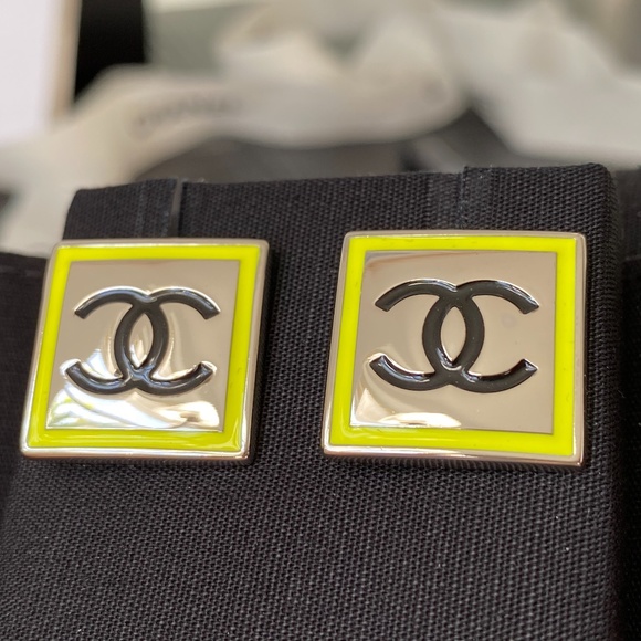 2021B CHANEL YELLOW RUNWAY SQUARE EARRINGS! - Picture 2 of 13